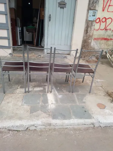 Vendo estas 04 cadeiras.