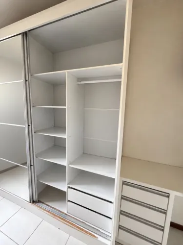 Guarda roupa casal + mesa ela L com gaveteiro.