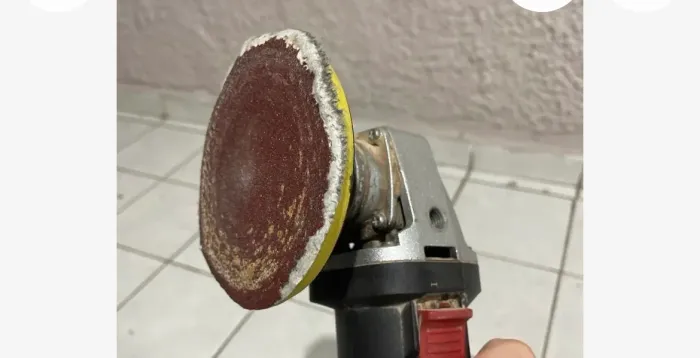 Esmerilhadeira angular retratada