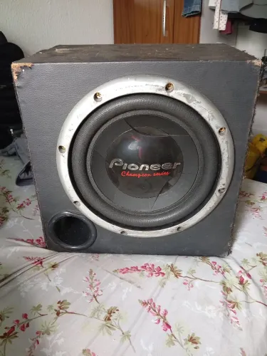 Vende-se uma caixa de grave com Pioneer de 12 semi-novo *