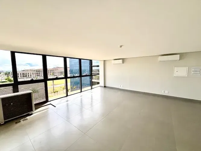 Sala no Georgina Setor Ásia com 45 m², 3 ar-condicionados, copa, banheiro e vista privileg