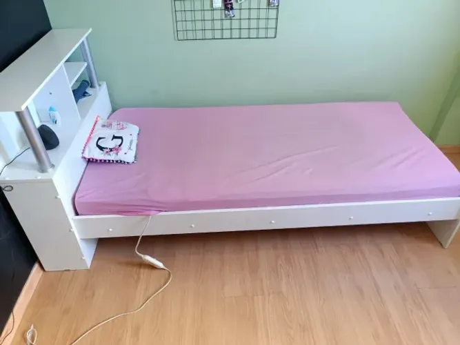 Cama solteiro branca com nicho e cabeceira