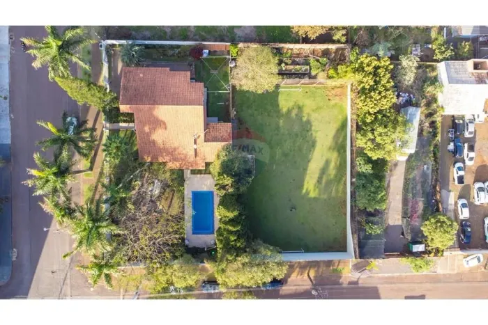 Casa com grande terreno em CASCAVEL