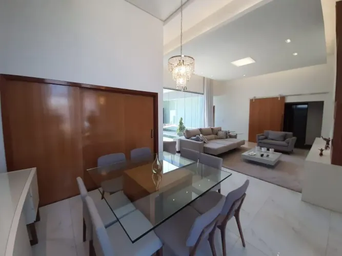Casa térrea, condomínio fechado, 4 quartos, suíte master com hidro, closet, piscina, área 