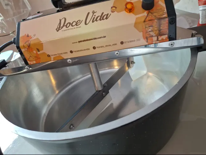 Panela Elétrica Mexedora de doces