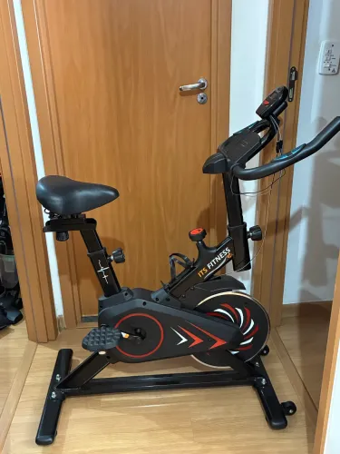 Bike de academia spinning X11 preta/vermelha 