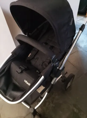 Carrinho de bebê com Bebê Confort
