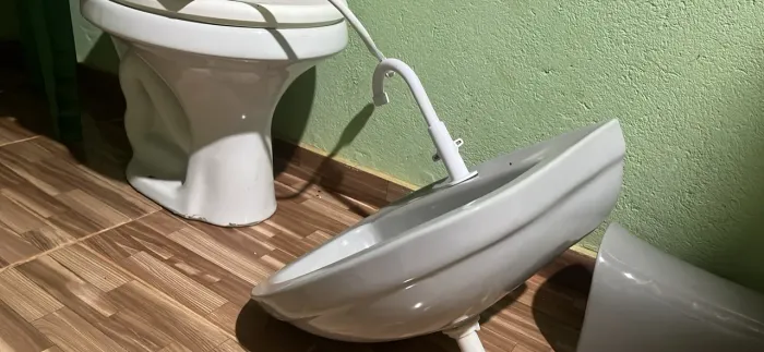 Pia e sanitário de banheiro 