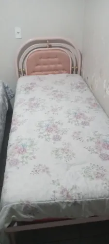 Cama de ferro rosa mais colchão perfeito estado