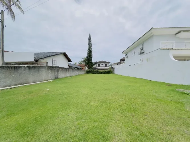 Terreno à venda no Condomínio Acapulco no Guarujá, localização impar na Praia do Pernambuc