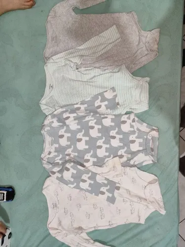 Tênis e roupas carters seminovos 