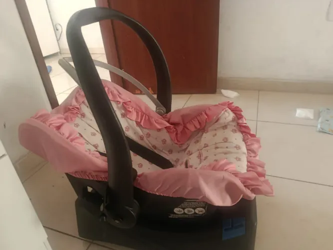 Bebê Conforto Rosa com Estampa de Coroas - Super Conservado!