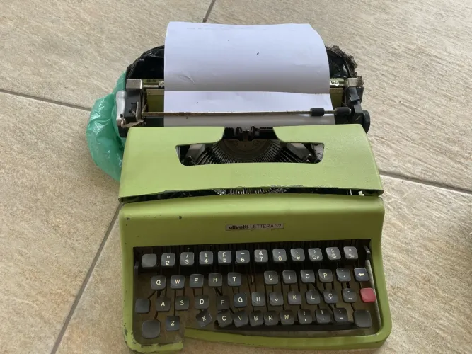 Máquina de escrever Olivetti Lettera 32
