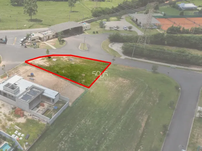 Terreno à venda no condomínio Villas do Golf, com 611m² de área útil. Excelente lote com ó