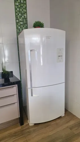 Geladeira Brastemp inverter Max [com detalhe no freezer q entope o degelo] e uma gaveta.