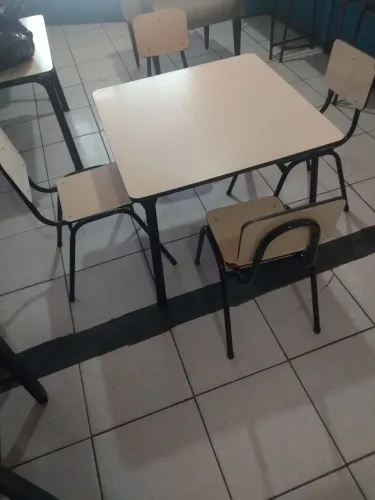 Vendo mesas e cadeiras escolares, infantil