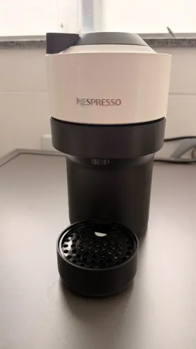 Cafeteira Espresso Nespresso Vertuo Pop Branca Coco (80 cápsulas de brinde)