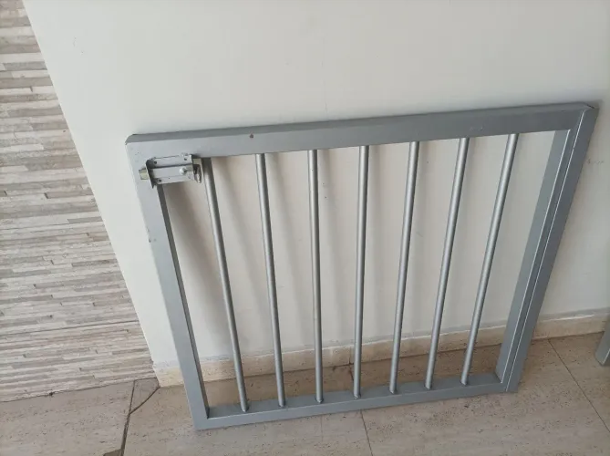 Grade de proteção de metal. Altura: 80cm. Comprimento: 89cm. Largura: 4cm.