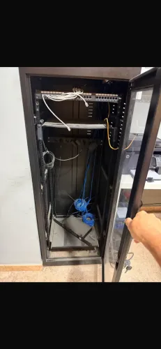 gabinete rack de 28UX570mm