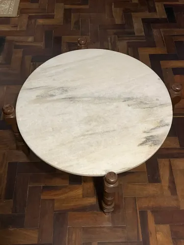 Mesa de centro com tampo de mármore