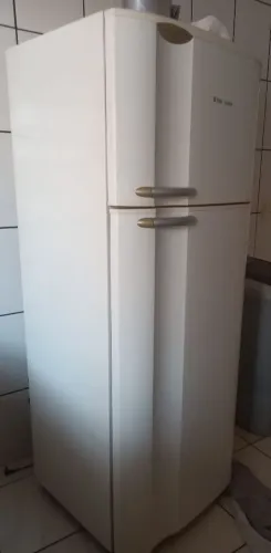 Vende-se uma geladeira é um sofá por $900,00