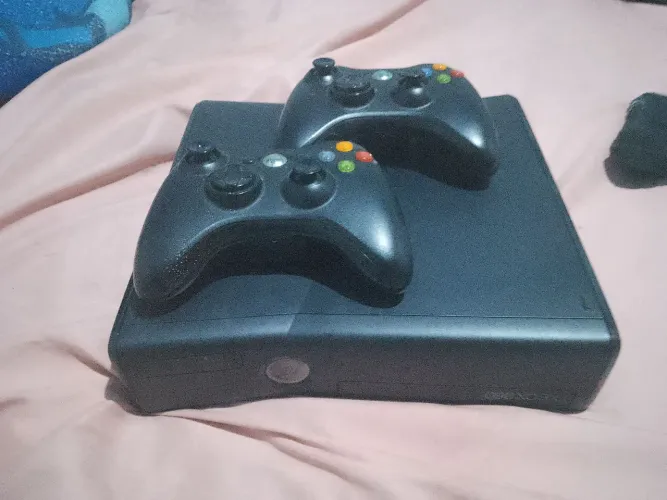Xbox 360 bloqueado, HD novo, 5 jogos e 2 controles sem fio.<br><br>