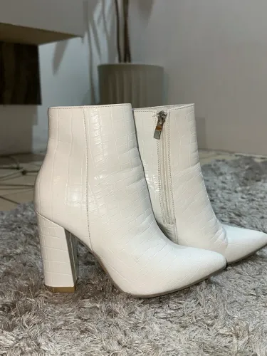 Bota de couro branca - seminova em perfeito estado