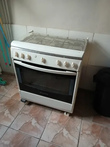 Vendo fogão de 06 bocas R$300,00 e Mesa de granito com 06 cadeira R$300,00