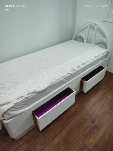 Cama moderna de madeira maciça