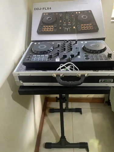 Vendo , controladora FlX4 Pioner , Case e mesa para suporte