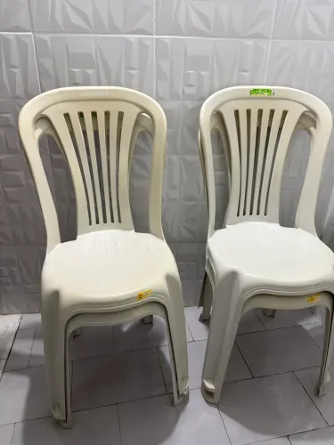 4 Cadeiras plásticas 
