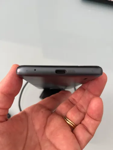Celular moto E G4G em perfeito estado! Todo original, nunca precisou de conserto!