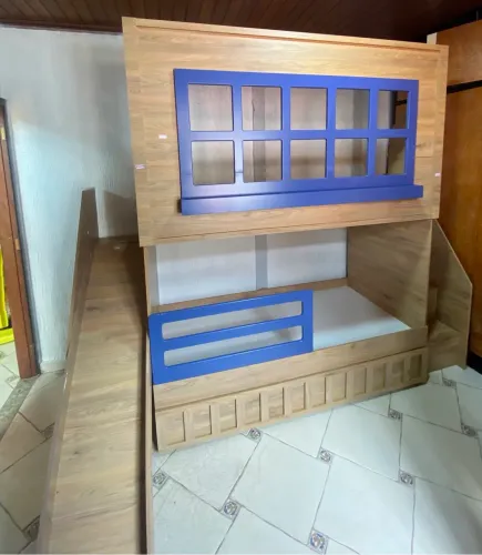 Cama beliche com escorregador