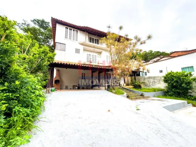Casa com 4 dormitórios para alugar, 520 m² por R$ 6.281,37/mês - Itaipu - Niterói/RJ