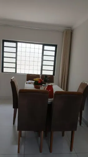 Mesa de vidro com 6 cadeiras