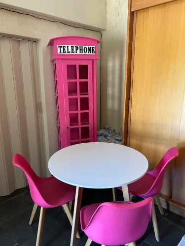 Mesa com cadeiras Rosa + Armário de telefone de Londres