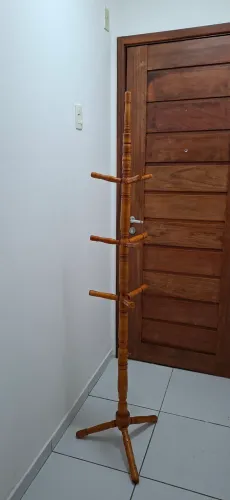 Cabideiro de Piso Envernizado 
