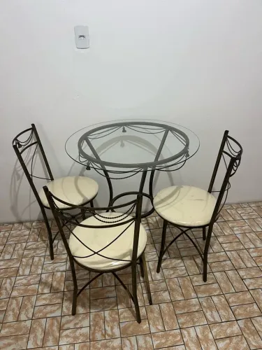 Conjunto Mesa de Vidro e Três Cadeiras