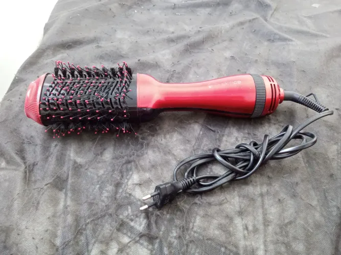 Escova secadora , Modeladora CANDENSE 127 volts . R$ 50 Reais.