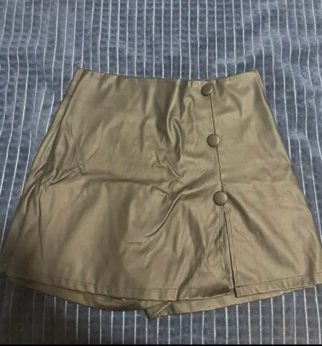 Vendo short saia de couro