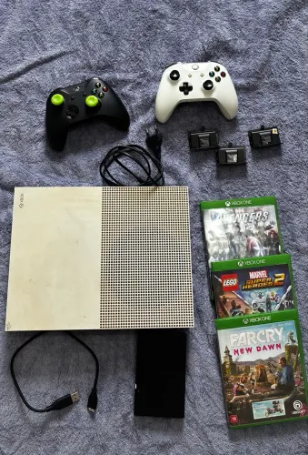 Xbox One S - 2 controles + 3 jogos