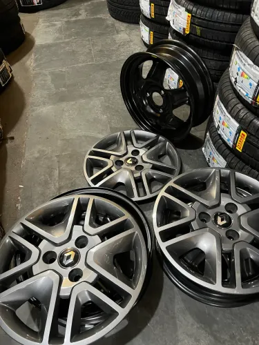 Jogo de rodas originais Renault Kwid aro 14 com 4 calotas.