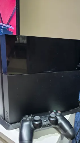 PS4 com 500 gb + 3 controles + 2 jogos