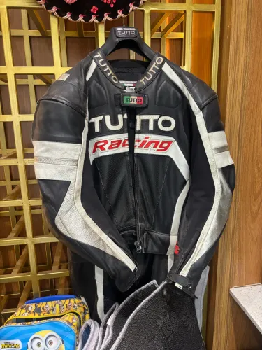 Macacão de moto/ couro 