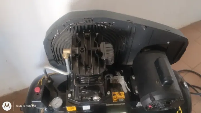 Complessor de ar 100(litros) 2Hp, 9,7 bar. Semi novo.