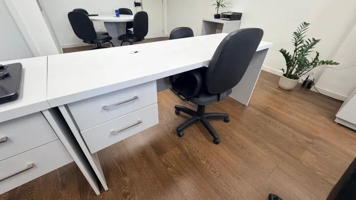 Mesa de escritório com gaveta