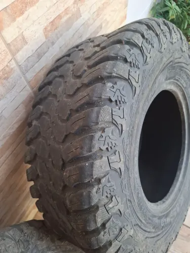 Vendo par de pneus grandes, aro 14, pra bugy, baja, troller e outros