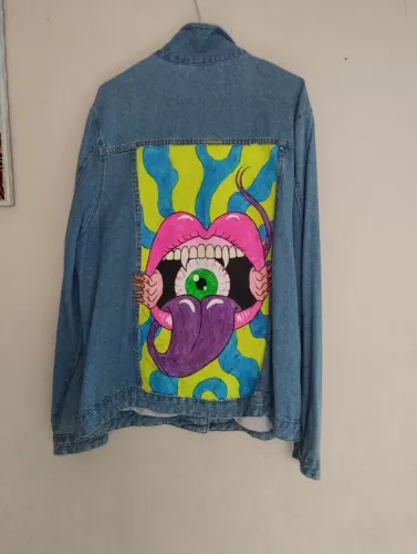 Jaqueta jeans com estampa psicodélica 