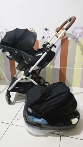 Carrinho Moisés com bebê conforto 