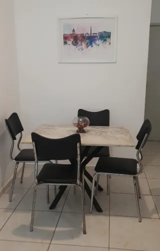 Mesa de jantar de mármore + 4 cadeiras